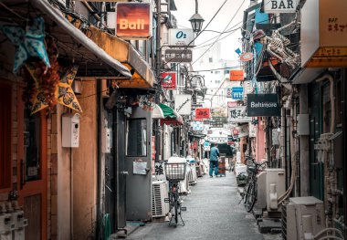 Tokyo - 26 Mart 2019 - Tokyo, Japonya 'da Shinjuku Golden Gai Bar Sabah Görüşü