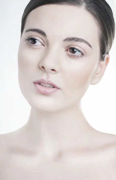 Портрет красоты. Молодая женщина с натуральным макияжем. Студия на белом фоне — стоковое фото