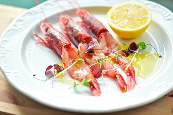 Red prawns carpaccio with lemon — Stock Photo, Image