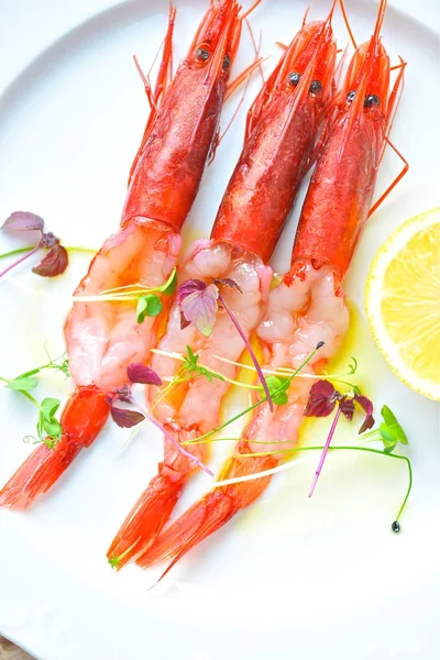 Red prawns carpaccio with lemon — Stock Photo, Image