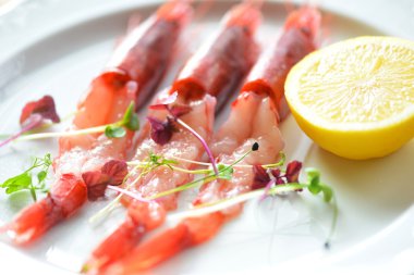 Kırmızı karides carpaccio limon