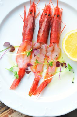 Kırmızı karides carpaccio limon