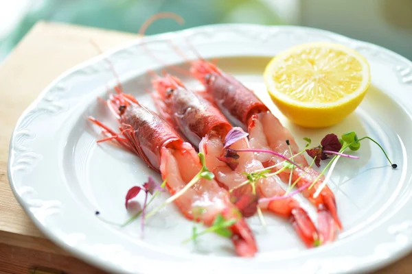 Red prawns carpaccio with lemon — Stock Photo, Image