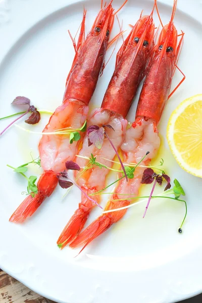 Red prawns carpaccio with lemon — Stock Photo, Image