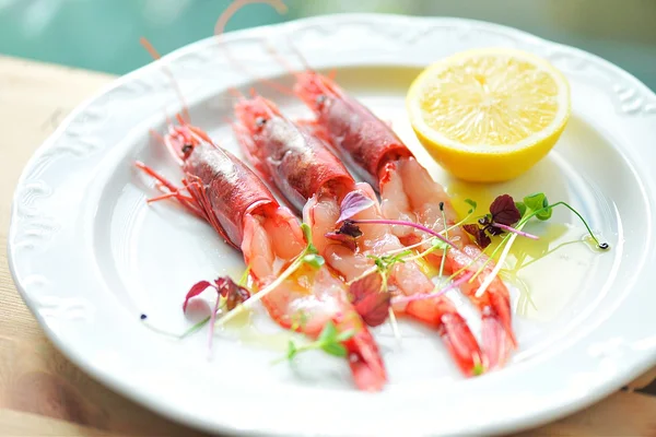 Red prawns carpaccio with lemon — Stock Photo, Image