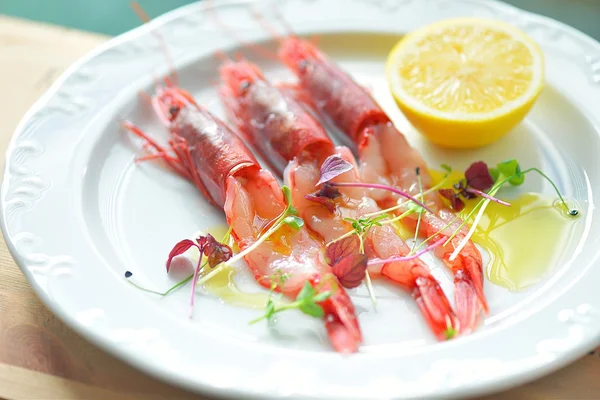 Red prawns carpaccio with lemon — Stock Photo, Image