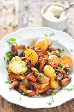 Chanterelles patates ve soğan ile