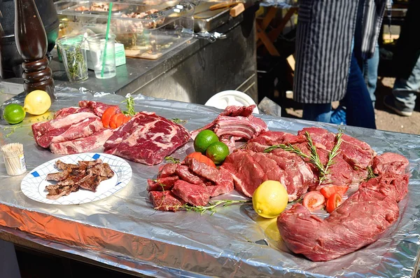 Kött på counter marknaden Stockbild