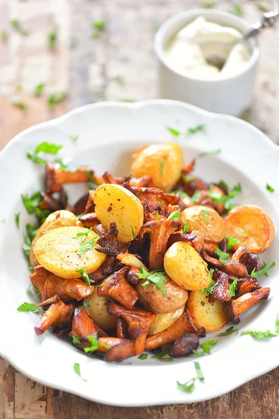 Pfifferlinge mit Kartoffeln und Schalotten lizenzfreie Stockbilder