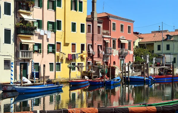 Canal con barcos en Italia — Foto de Stock