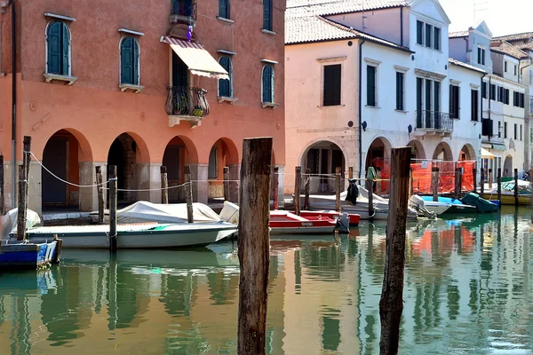 Canal con barcos en Italia — Foto de Stock