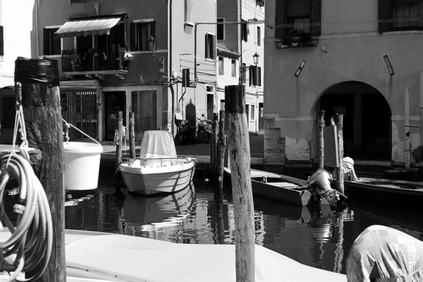 Canal con barcos en Italia — Foto de Stock