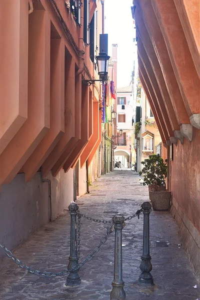 Calle estrecha en Italia — Foto de Stock