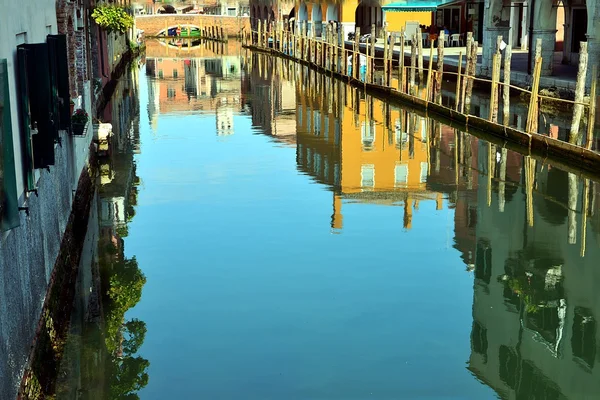 Canal with boats in Italy — Stock Photo, Image