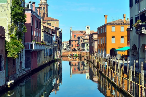 Canal con barcos en Italia — Foto de Stock