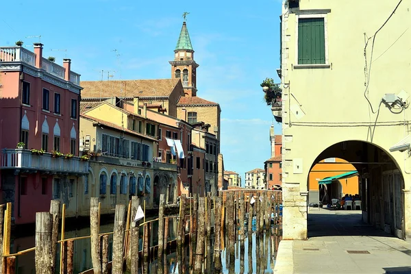 Canal con barcos en Italia — Foto de Stock