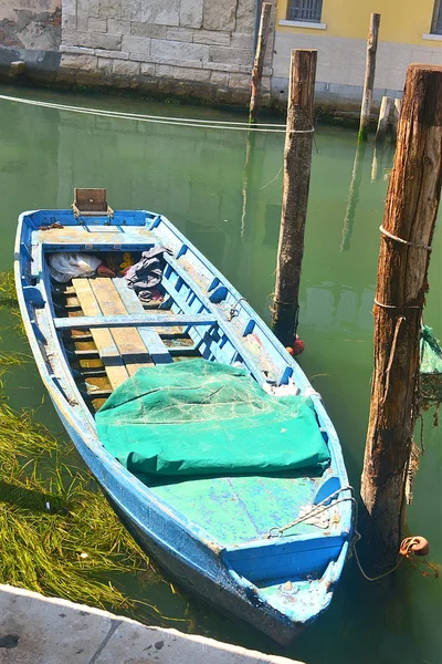 Canal con barcos en Italia — Foto de Stock