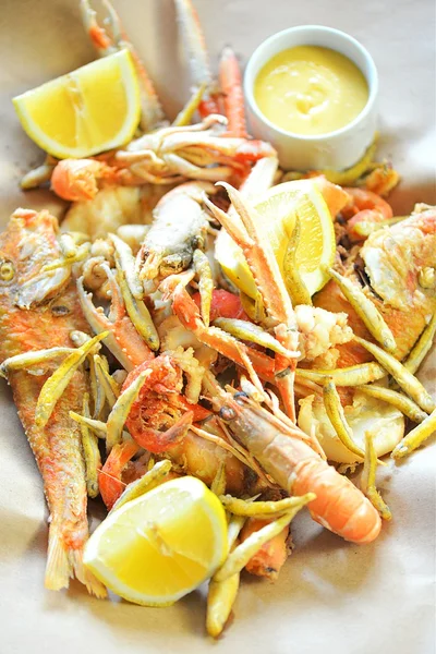 Fried seafood with lemon — Stock Photo, Image