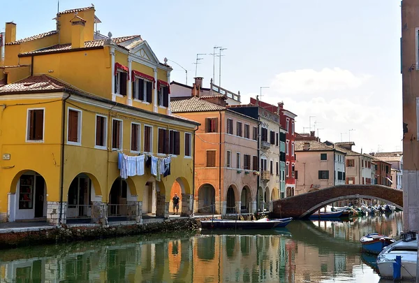 Canal con barcos en Italia — Foto de Stock