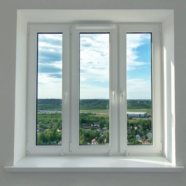 Beyaz odanın penceresinden manzarayı izle. Beyaz pencere pervazı. Rusya 'da bir megalopolis' in eteklerinde yüksek bir bina..