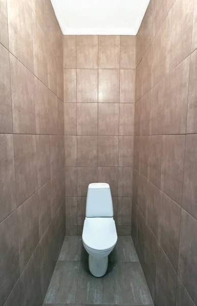 Туалетній Кімнаті Білим Унітазом Центрі Бежевими Стінами Широкий Кут Внутрішня — стокове фото