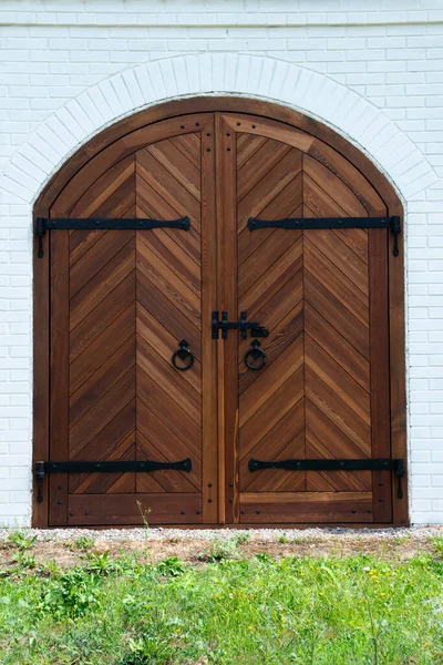 Puerta Madera Arqueada Cerrada Con Bisagras Hierro Negro Las Paredes —  Fotos de Stock