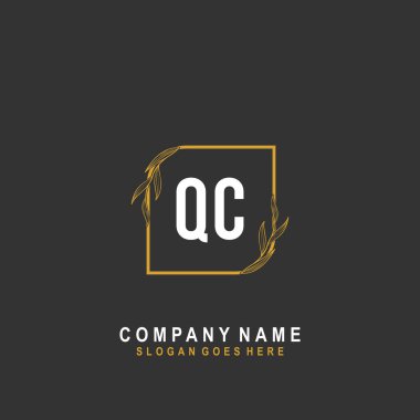 İlk harf QC İmza, güzellik monogramı ve zarif logo tasarımı, ilk imzalı el yazısı logosu, düğün, moda, çiçek ve botanik yaratıcı şablona sahip.