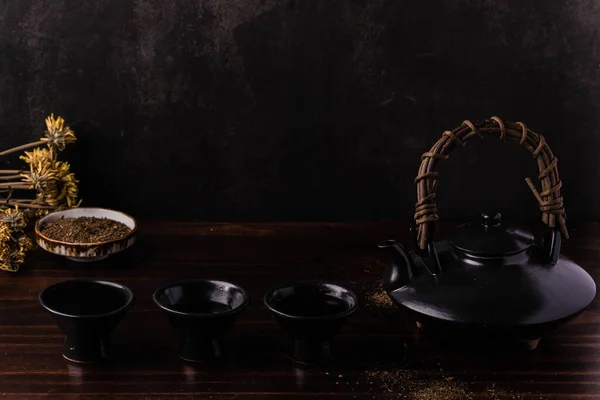Siyah Arka Planda Siyah Bir Çaydanlık — Stok fotoğraf