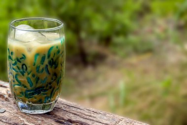 Hindistan cevizi sütlü Lod Chong. Doğal arkaplan yeşil.