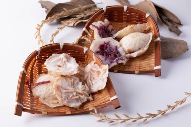 Knmcrk un, şeker ve hindistan cevizi sütünden yapılan geleneksel bir Tayland tatlısıdır..