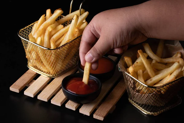 Handen Plockade Franska Flugor Doppade Tomatsås — Stockfoto