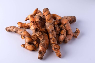 Beyaz arkaplanda bir zerdeçal yığını