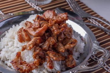 Metal bir tabakta kızarmış sarımsak ve biber.