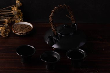 Siyah arka planda siyah bir çaydanlık.