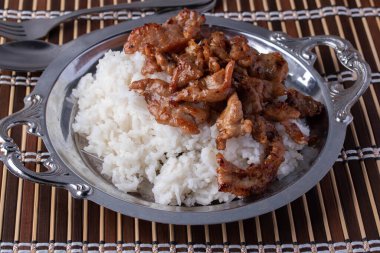 Metal bir tabakta kızarmış sarımsak ve biber.