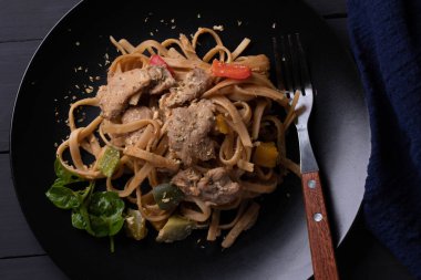 Domuz eti ve soya soslu fırında makarna ve kekik otu.