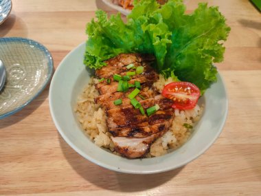 Domuz soslu Japon pilavı.