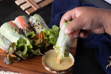 Eller salata sosuna batırılmış salataları topluyor..