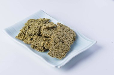 Beyaz arka planda sebzeler ve tahıllar.