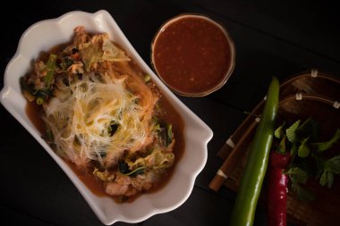 Siyah arka planda Sukiyaki vermicelli