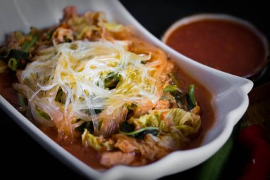 Siyah arka planda Sukiyaki vermicelli