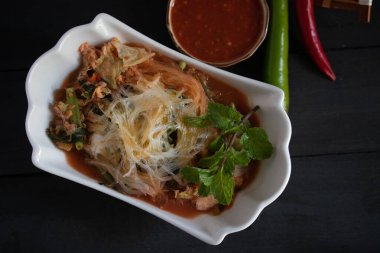 Siyah arka planda Sukiyaki vermicelli