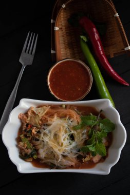 Siyah arka planda Sukiyaki vermicelli