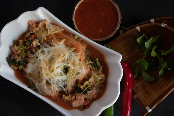 Siyah arka planda Sukiyaki vermicelli