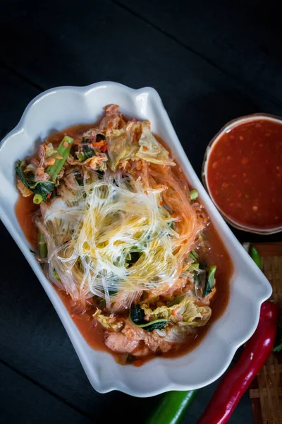 Siyah arka planda Sukiyaki vermicelli