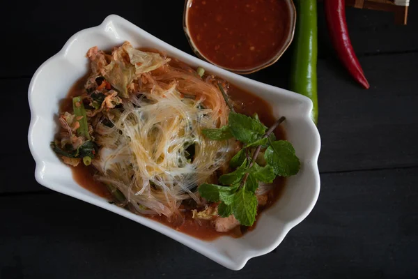 Siyah arka planda Sukiyaki vermicelli