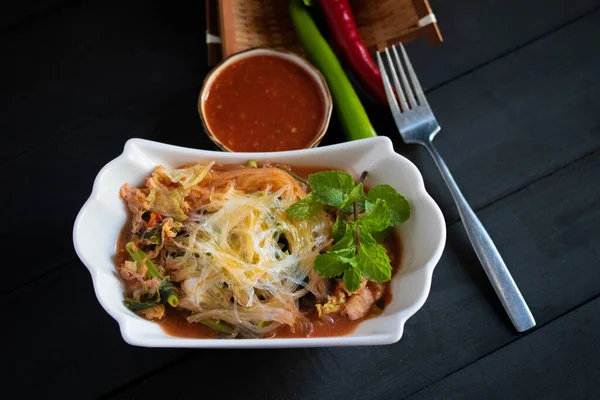 Siyah arka planda Sukiyaki vermicelli