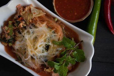 Siyah arka planda Sukiyaki vermicelli