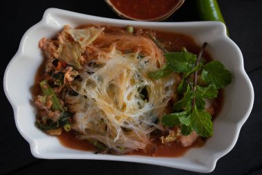 Siyah arka planda Sukiyaki vermicelli