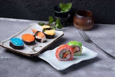 Gri arkaplanda suşi var.